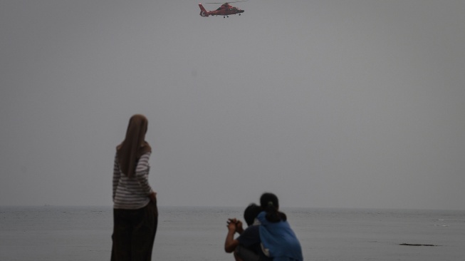Helikopter Basarnas bersiap mendarat saat hari keempat operasi pencarian jurnalis dan awak kapal yang hilang kontak di Carita, Pandeglang, Banten, Jumat (11/9/2026). [ANTARA FOTO/Aditya Pradana Putra/wsj]