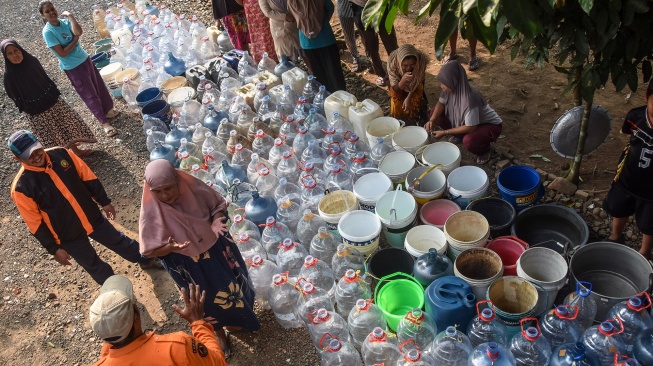 Warga antre saat penyaluran bantuan air bersih dari LAZ Persis di Kelurahan Sukamenak, Kecamatan Purbaratu, Kota Tasikmalaya, Jawa Barat, Jumat (11/9/2026). [ANTARA FOTO/Irfan Sumanjaya/wsj]
