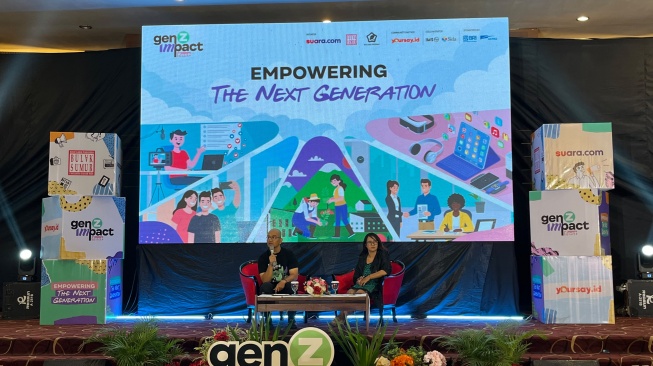 Rendy Sadikin dan Raren Indranila, Trainer Digital Security saat Talkshow Digital Security Awarness to Keep Your Safe di Gen Z Impact Fest 2026 (Suara.com/Shevinna)