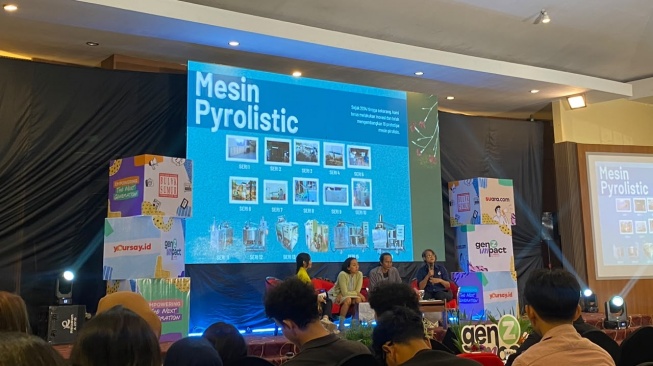 Yulia Rosdiana, Co-Founder Agradaya Asri Saraswati Iskandar, Edi Padmo dari Resan Gunung Kidul, dan Program Manager Yayasan Get Plastic Indonesia Fransisca Supriyani Wulandari (Suara.com/Dita)
