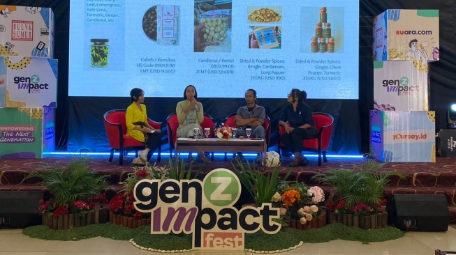 Yulia Rosdiana, Co-Founder Agradaya Asri Saraswati Iskandar, Edi Padmo dari Resan Gunung Kidul, dan Program Manager Yayasan Get Plastic Indonesia Fransisca Supriyani Wulandari (Suara.com/Dita)