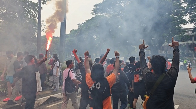 Suasana sekitar GBK jelang laga Persija Jakarta vs Persib Bandung. [Suara.com/Adiyoga]