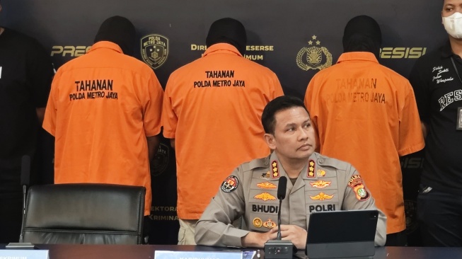 Polda Metro Jaya menetapkan tiga orang sebagai tersangka kasus pengeroyokan yang menewaskan Bambang Setiawan saat kerusuhan 27 Agustus 2026 di Pejompongan. [Suara.com/Adiyoga]