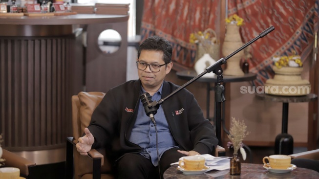 Kepala Direktorat Pemberantasan Aktivitas Keuanga Ilegal dan Penipuan Transaksi Keuangan OJK sekaligus Ketua Satgas Pasti, Hudiyanto dalam DeepTalk Podcast Suara.com di Jakarta, belum lama ini. [Suara.com/Alfian]