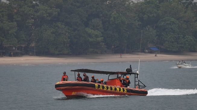 Sejumlah personel Basarnas menumpang perahu karet RIB 02 Banten pada hari keempat operasi pencarian jurnalis dan awak kapal yang hilang kontak di Carita, Pandeglang, Banten, Jumat (11/9/2026). [ANTARA FOTO/Aditya Pradana Putra/wsj]