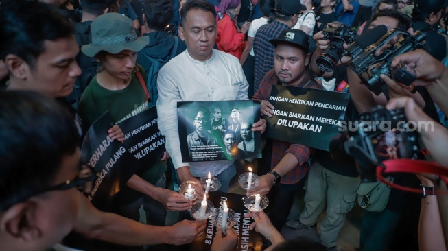 Sejumlah anggota Pewarta Foto Indonesia (PFI) dan jurnalis menggelar doa bersama di Bundaran HI, Jakarta, Jumat (11/9/2026). [Suara.com/Alfian Winanto]