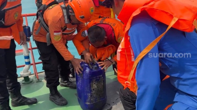 Hari Ke-5 Pencarian Jurnalis Hilang, Tim SAR Temukan Helm dan Jerigen di Perairan Anyer