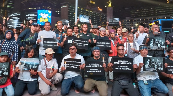 PFI menggelar doa bersama atas 5 jurnalis hilang di Anak Krakatau, Jumat (11/9/2026). [Suara.com/Alif Bintang]