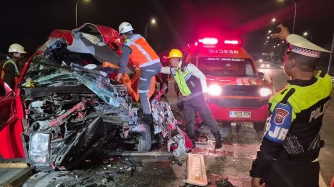 Horor Tol Jomo KM 687: Diduga Sopir Mengantuk, Hiace Hantam Truk, 4 Nyawa Melayang