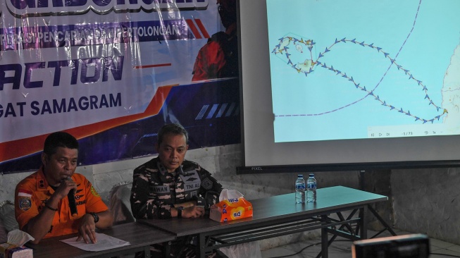 Kepala Kantor Basarnas Banten Al Amrad (kiri) dan Komandan Lanal Banten Letkol Laut (P) Wawan Subagyo Mardani (kanan) menjelaskan hasil hari keempat operasi pencarian jurnalis dan awak kapal yang hilang kontak di Posko SAR Dermaga Marina Carita, Pandeglang, Banten, Jumat (11/9/2026). [ANTARA FOTO/Aditya Pradana Putra/wsj]