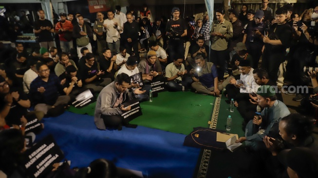 Sejumlah anggota Pewarta Foto Indonesia (PFI) dan jurnalis menggelar doa bersama di Bundaran HI, Jakarta, Jumat (11/9/2026). [Suara.com/Alfian Winanto]