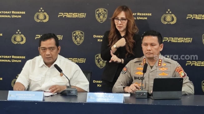 Dirreskrimum Polda Metro Jaya kombes Iman Imanuddin dan Kabid Humas Polda Metro Jaya Kombes Budi Hermanto menyampaikan perkembangan kasus kerusuhan 27 Agustus di Pejompongan. [Suara.com/Adiyoga]