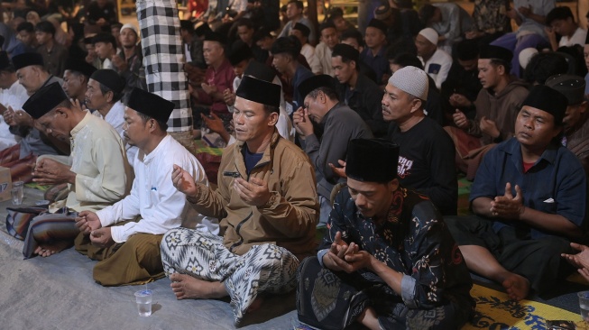SSejumlah warga berdoa bersama untuk keselamatan lima jurnalis dan tiga awak kapal yang hilang kontak saat liputan erupsi Gunung Anak Krakatau di Dermaga Marina Carita, Pandeglang, Banten, Jumat (11/9/2026). [ANTARA FOTO/Aditya Pradana Putra/wsj]