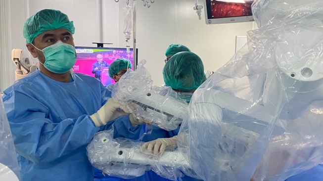 Tindakan bedah ginekologi jarak jauh (tele-robotic surgery) RSUP Nasional Dr. Cipto Mangunkusumo (RSCM). (Dok. Istimewa)