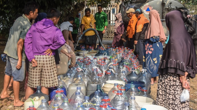 Warga mengisi air bersih ke dalam ember dan galon saat penyaluran bantuan air bersih dari LAZ Persis di Kelurahan Sukamenak, Kecamatan Purbaratu, Kota Tasikmalaya, Jawa Barat, Jumat (11/9/2026). [ANTARA FOTO/Irfan Sumanjaya/wsj