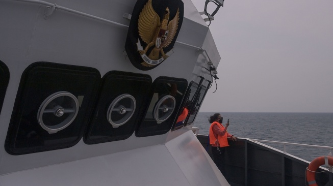 Istri jurnalis foto Inews Yudistiro Pranoto, Rodiyah ikut dalam pencarian suaminya beserta empat jurnalis foto lainnya dan tiga awak kapal yang hilang kontak saat liputan erupsi Gunung Anak Krakatau di perairan Selat Sunda, Banten, Sabtu (12/9/2026). [ANTARA FOTO/Aditya Pradana Putra/tom]