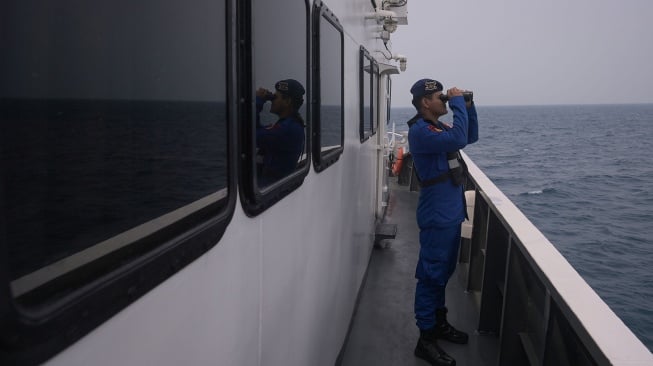 Petugas Ditpolair Korpolairud Baharkam Polri melakukan pengamatan saat pencarian lima jurnalis dan tiga awak kapal yang hilang kontak saat liputan erupsi Gunung Anak Krakatau dengan menggunakan Kapal Polisi (KP) Sanjaya di perairan Selat Sunda, Banten, Sabtu (12/9/2026). [ANTARA FOTO/Aditya Pradana Putra/tom]