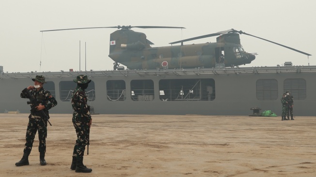 Sejumlah personel TNI bersiaga di sekitar kapal Japan Maritime Self-Defense Force (JMSDF) JS Kunisaki yang bersandar di dermaga Pelabuhan Kijing, Kabupaten Mempawah, Kalimantan Barat, Sabtu (12/9/2026). [ANTARA FOTO/Jessica Wuysang/tom]