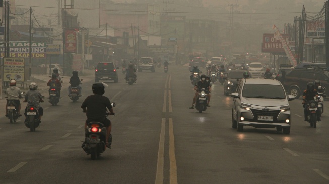 Sejumlah pengendara melintas di Jalan Tjilik Riwut yang diselimuti asap di Palangka Raya, Kalimantan Tengah, Sabtu (12/9/2026). [ANTARA FOTO/Auliya Rahman/tom]
