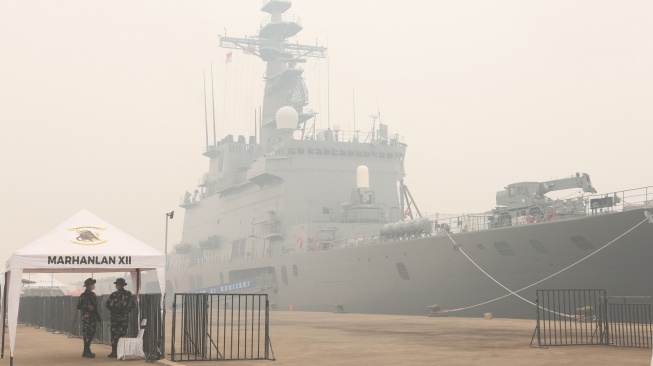 personel TNI berjaga di pintu masuk area menuju kapal Japan Maritime Self-Defense Force (JMSDF) JS Kunisaki yang bersandar di dermaga Pelabuhan Kijing, Kabupaten Mempawah, Kalimantan Barat, Sabtu (12/9/2026). [ANTARA FOTO/Jessica Wuysang/tom]