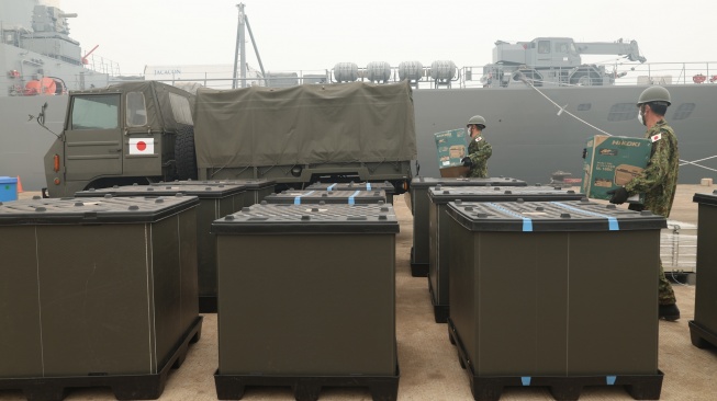Personel militer Jepang membawa peralatan pendukung penanganan karhutla dari kapal Japan Maritime Self-Defense Force (JMSDF) JS Kunisaki ke dalam truk di dermaga Pelabuhan Kijing, Kabupaten Mempawah, Kalimantan Barat, Sabtu (12/9/2026). [ANTARA FOTO/Jessica Wuysang/tom]