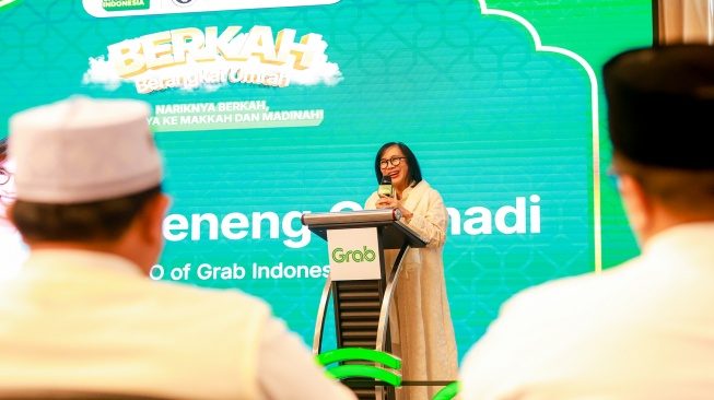 Neneng Goenadi, Chief Executive Officer Grab Indonesia, memberikan sambutan dalam prosesi keberangkatan 105 Mitra Pengemudi Grab program Berangkat Umrah (BERKAH) di Jakarta, Sabtu (12/9). [handout]