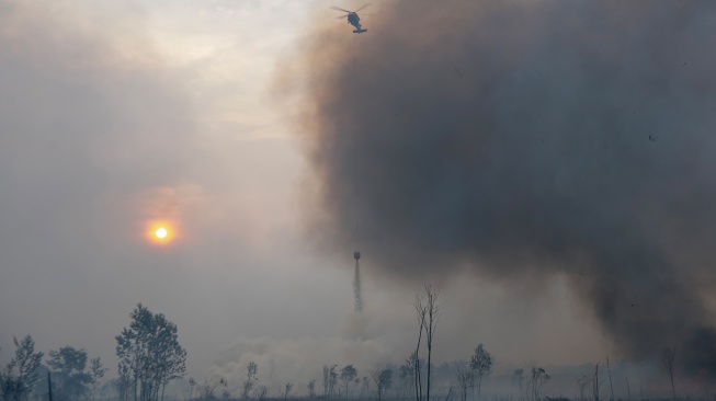 Helikopter Black Hawk VH-UHG milik BNPB melakukan pemadaman kebakaran lahan dari udara (water boombing) di Desa Rambutan, Kecamatan Indralaya Utara, Kabupaten Ogan Ilir (OI), Sumatera Selatan, Sabtu (12/9/2026). [ANTARA FOTO/Nova Wahyudi/tom]