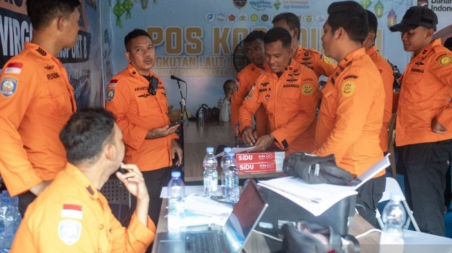 Tim SAR evakuasi 103 penumpang Kapal Virgo Transport 8, enam korban ditemukan meninggal dunia. (Antara)