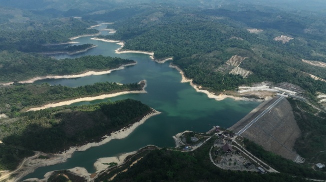 Foto udara kondisi debit air Bendungan Ladongi yang menyusut di Kecamatan Ladongi, Kolaka Timur, Sulawesi Tenggara, Sabtu (12/9/2026). [ANTARA FOTO/Jojon/tom]