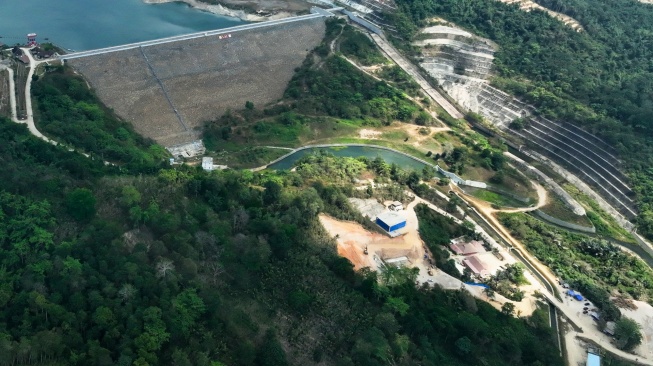 Foto udara kondisi debit air Bendungan Ladongi yang menyusut di Kecamatan Ladongi, Kolaka Timur, Sulawesi Tenggara, Sabtu (12/9/2026). [ANTARA FOTO/Jojon/tom]