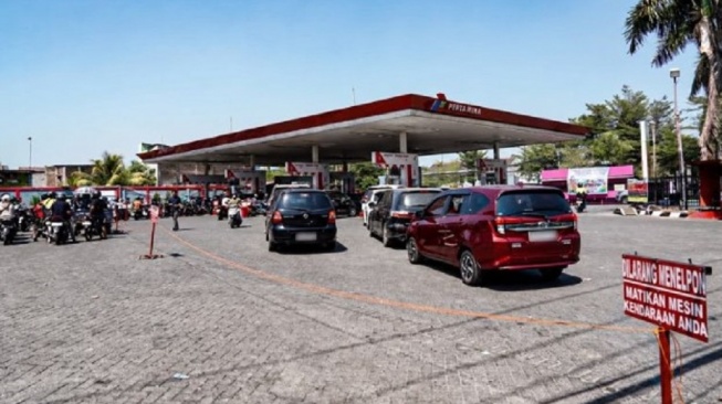 SPBU Buka 24 Jam hingga Sistem Ganjil-Genap, Pertamina: Antrean BBM di Makassar Mulai Melandai