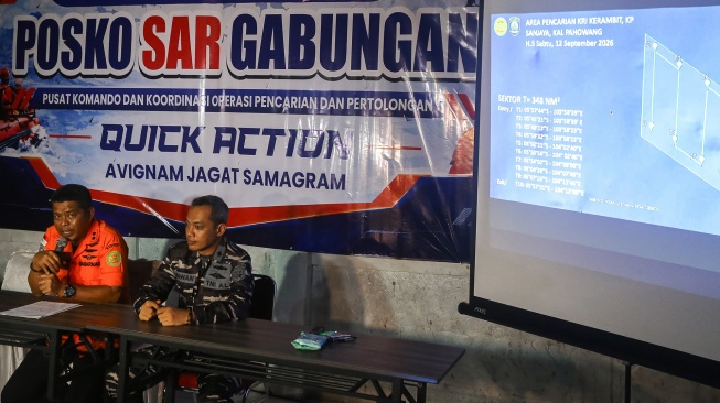 Kepala Kantor Basarnas Banten Al Amrad (kiri) dan Komandan Lanal Banten Letkol Laut (P) Wawan Subagyo Mardani (kanan) memberikan keterangan pada hari kelima pencarian jurnalis dan awak kapal yang hilang kontak di Posko SAR Dermaga Marina Carita, Pandeglang, Banten, Sabtu (12/9/2026). [ANTARA FOTO/Angga Budhiyanto/tom]
