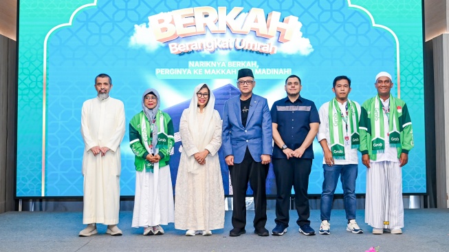Kiri - Kanan: Umar Bakadam, Komisaris Utama Dream Tours and Travel; Misleha Mitra Pengemudi Perempuan dari Surabaya, Neneng Goenadi, Chief Executive Officer Grab Indonesia; Mochamad Irfan Yusuf, Menteri Haji dan Umrah Republik Indonesia; Halid Umar Bakadam, Direktur Utama Dream Tours and Travel; Ismail Isnin, Mitra Pengemudi daerah Batam dan Jonathan Hutapea Mitra Pengemudi dari Manado dalam prosesi keberangkatan 105 Mitra Pengemudi Grab pemenang program Berangkat Umrah (BERKAH) di Tangerang, Sabtu (12/9). [handout]