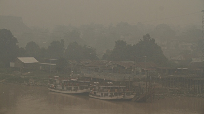 Sejumlah kapal bersandar di Sungai Kahayan yang diselimuti asap di Palangka Raya, Kalimantan Tengah, Sabtu (12/9/2026). [ANTARA FOTO/Auliya Rahman/tom]