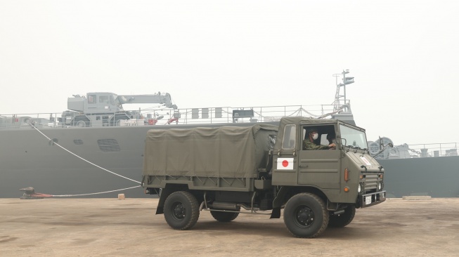 Kendaraan taktis (rantis) militer Jepang melintas di dekat kapal Japan Maritime Self-Defense Force (JMSDF) JS Kunisaki di Dermaga Pelabuhan Kijing, Kabupaten Mempawah, Kalimantan Barat, Sabtu (12/9/2026). [ANTARA FOTO/Jessica Wuysang/tom]