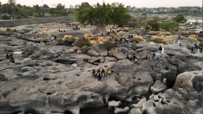 Sungai Jeneberang Kering, Warga Bikin Wisata Dadakan