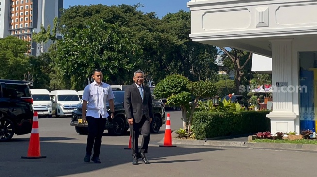 Wakil Menteri Keuangan Suahasil Nazara tampak tiba di kompleks Istana Kepresidenan Jakarta. (Suara.com/Novian)