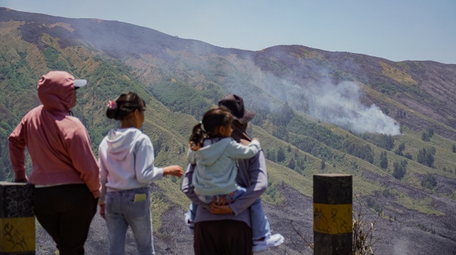Sejumlah warga melihat kondisi vegetasi yang terdampak kebakaran di kawasan Taman Nasional Bromo Tengger Semeru (TNBTS), Kabupaten Malang, Jawa Timur, Minggu (13/9/2026). [ANTARA FOTO/Irfan Sumanjaya/nz]