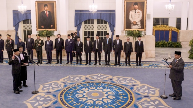 Presiden Prabowo Subianto (kanan) memimpin pengambilan sumpah jabatan Suahasil Nazara (keempat kiri) sebagai Menteri Keuangan di Istana Negara, Jakarta, Senin (14/9/2026). [ANTARA FOTO/Aditya Pradana Putra/sgd/tom]