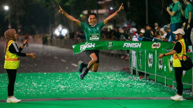 Peserta lomba lari Milo ACTIV Indonesia Race (MAIR) 2026 melakukan selebrasi usai mencapai garis finish di Komplek Olahraga Gelora Bung Karno (GBK) Senayan, Jakarta, Minggu (13/9/2026). [Suara.com/Alfian Winanto]