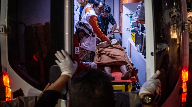 Petugas gabungan mengevakuasi penumpang kapal motor penumpang (KMP) Virgo Transport 8 yang tiba menggunakan kapal MV Haida di Pelabuhan Tri Sakti, Banjarmasin, Kalimantan Selatan, Minggu (13/9/2026). [ANTARA FOTO/Bayu Pratama S/hma]