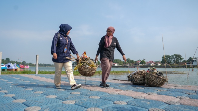 Sebagai bekal masa depan keluarganya, Leni (kanan) juga mulai menabung emas lewat Tabungan Emas Pegadaian, yang kini semakin mudah diakses dan dipantau lewat aplikasi digital.(Dok: PNM)