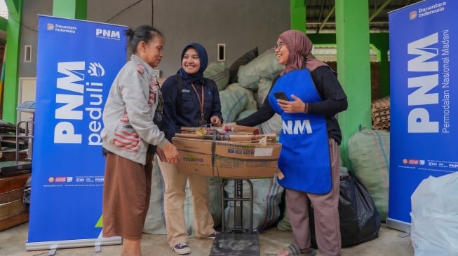Leni (paling kanan) bertemu program pembiayaan dan pemberdayaan Mekaar dari PT Permodalan Nasional Madani (Persero) dan mengikuti pembiayaan ultra mikro tanpa agunan yang dirancang khusus bagi perempuan dengan usaha kecil (Dok: PNM)