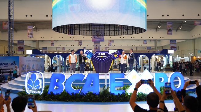 Direktur PT Bank Central Asia Tbk (BCA) Santoso  bersama Chief Commercial Officer & Co-Founder Blibli Hendry serta CEO & Co-Founder Blibli Kusumo Martanto  bersama Direktur BCA David Formula, melakukan prosesi peluncuran Kartu Kredit BCA Blibli Tiket Mastercard di BCA Expo 2026, ICE BSD City, Tangerang, Sabtu (12/9/2026). [handout]