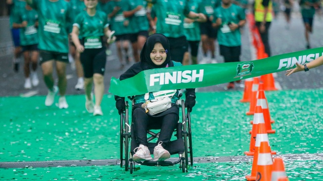 Seorang peserta lomba lari Milo ACTIV Indonesia Race (MAIR) 2026 menggunakan kursi roda nampak memasuki garis finish di Komplek Olahraga Gelora Bung Karno (GBK) Senayan, Jakarta, Minggu (13/9/2026). [Suara.com/Alfian Winanto]