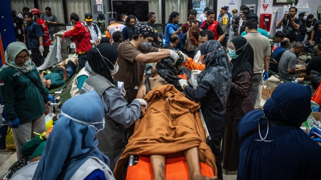 Petugas gabungan mengecek kesehatan korban kapal motor penumpang (KMP) Virgo Transport 8 di Posko Kesehatan Pelabuhan Tri Sakti, Banjarmasin, Kalimantan Selatan, Minggu (13/9/2026). [ANTARA FOTO/Bayu Pratama S/hma]
