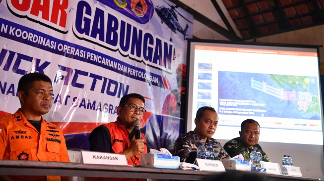 Gubernur Banten Andra Soni (kedua kiri) didampingi Kepala Kantor Basarnas Banten Al Amrad (kiri), Komandan Lanal (Danlanal) Banten Letkol Laut (P) Wawan Subagyo Mardani (kedua kanan) dan Dandim 0601/Pandeglang Letkol Inf Fajar Aulia (kanan) menyampaikan hasil Operasi SAR Gabungan pencarian jurnalis dan awak kapal yang hilang kontak di Carita, Pandeglang, Banten, Minggu (13/9/2026). [ANTARA FOTO/Puspa Perwitasari/hma]