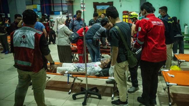 Petugas gabungan mengecek kesehatan korban kapal motor penumpang (KMP) Virgo Transport 8 di Posko Kesehatan Pelabuhan Tri Sakti, Banjarmasin, Kalimantan Selatan, Minggu (13/9/2026). [ANTARA FOTO/Bayu Pratama S/hma]
