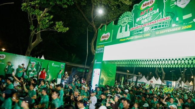 Menteri Pemuda dan Olahraga Erick Thohir, bersama Gubernur DKI Jakarta Pramono Anung dan Presiden Direktur PT Nestle Indonesia Giorgios Badaro  melepas peserta lomba lari Milo ACTIV Indonesia Race (MAIR) 2026 di Komplek Olahraga Gelora Bung Karno (GBK) Senayan, Jakarta, Minggu (13/9/2026). [Suara.com/Alfian Winanto]
