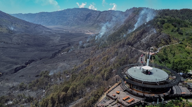 Foto udara kondisi vegetasi yang terdampak kebakaran di kawasan Taman Nasional Bromo Tengger Semeru (TNBTS), Kabupaten Malang, Jawa Timur, Minggu (13/9/2026). [ANTARA FOTO/Irfan Sumanjaya/nz]